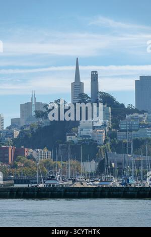 17. OCT 2025 - San Francisco, CA, USA - Ein Blick auf die Skyline von San Francisco mit den Wolkenkratzern von einem Boot in der Bucht Stockfoto