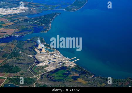 Eine Luftaufnahme des Kernkraftwerks Enrico Fermi am Ufer des Erie-Sees in der Nähe von Monroe, Michigan, USA. Stockfoto