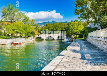 Alte Steinbrücke über den Kanal in der Stadt Crikvenica, Kroatien Stockfoto