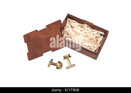 Ein Paar elegante goldene Manschettenknöpfe, die in einer offenen Geschenkbox aus Holz ruhen. Stockfoto
