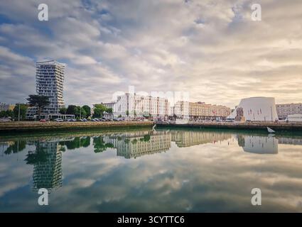 Wunderschöne Küstenszene in Le Havre, Frankreich bei Sonnenuntergang. Gebäude spiegeln sich perfekt im stillen Wasser wider Stockfoto