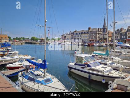 Honfleur, Normandie, Frankreich - 30. Mai 2025: Honfleur Vieux Bassin Hafen mit Booten und Yachten im stillen Wasser und einer Reihe farbenfroher Bauten Stockfoto