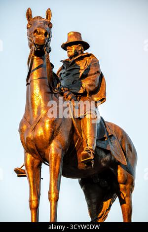 Ulysses S Grant Memorial Statue Washington DC // WASHINGTON DC – das Ulysses S. Grant Memorial ist eine berühmte Bronzestatue zu Ehren des 18. US-Präsidenten und Bürgerkriegsgenerals Ulysses S. Grant. Es liegt am Fuße des Capitol Hill am Union Square und ist ein wichtiger Bestandteil des Kapitolkomplexes der Vereinigten Staaten. Das von Henry Merwin Shrady entworfene und 1922 eingeweihte Denkmal zeigt die größte Bronze-Reiterstatue in den Vereinigten Staaten. Flankiert wird es von allegorischen Skulpturen, die die Kavallerie und Artillerie der Union Army darstellen. Stockfoto