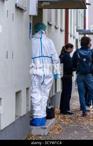 Landshut, Deutschland. Oktober 2025. Forensiker und Polizisten stehen an einem Tatort. Nach einem Angriff eines Mannes mit einem Messer schossen zwei Polizisten auf den Mann. Wie viele Schüsse anfangs abgefeuert wurden, blieb unklar, ebenso wie die Frage, ob der Mann getroffen wurde. Die beiden Polizisten und der 30-jährige Angreifer seien jedoch während der Operation verletzt worden, so die Polizei. Quelle: Armin Weigel/dpa/Alamy Live News Stockfoto