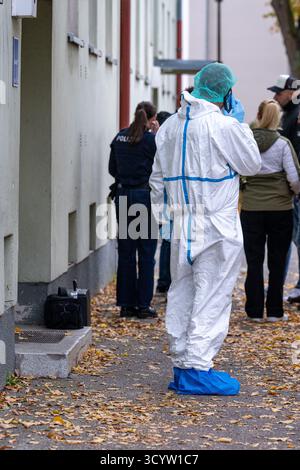 Landshut, Deutschland. Oktober 2025. Forensiker und Polizisten stehen an einem Tatort. Nach einem Angriff eines Mannes mit einem Messer schossen zwei Polizisten auf den Mann. Wie viele Schüsse anfangs abgefeuert wurden, blieb unklar, ebenso wie die Frage, ob der Mann getroffen wurde. Die beiden Polizisten und der 30-jährige Angreifer seien jedoch während der Operation verletzt worden, so die Polizei. Quelle: Armin Weigel/dpa/Alamy Live News Stockfoto