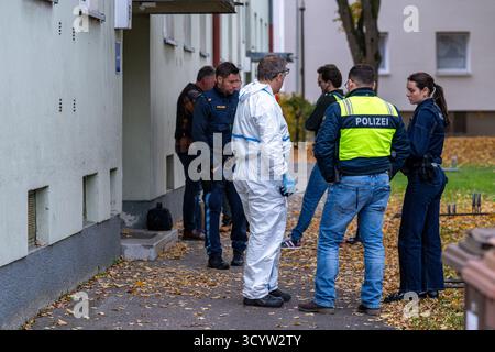 Landshut, Deutschland. Oktober 2025. Forensiker und Polizisten stehen an einem Tatort. Nach einem Angriff eines Mannes mit einem Messer schossen zwei Polizisten auf den Mann. Wie viele Schüsse anfangs abgefeuert wurden, blieb unklar, ebenso wie die Frage, ob der Mann getroffen wurde. Die beiden Polizisten und der 30-jährige Angreifer seien jedoch während der Operation verletzt worden, so die Polizei. Quelle: Armin Weigel/dpa/Alamy Live News Stockfoto
