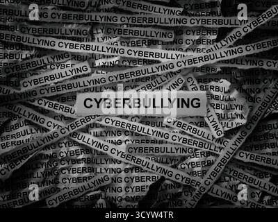 Zeitungsstreifen mit den Worten Cybermobbing. Schwarz-weiß. Nahaufnahme. Stockfoto
