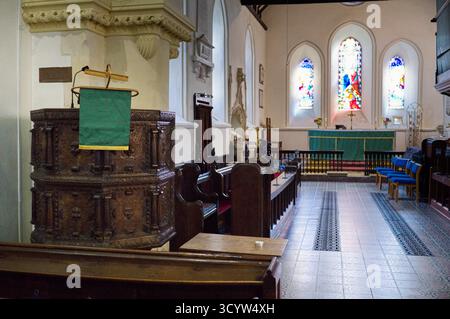 Die reich geschnitzte Kanzel aus dem 17. Jahrhundert in der St. Anne's Kirche in Lewes Stockfoto