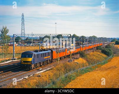 Eine Elektrolokomotive der Baureihe 90 Nr. 90024, die am 15. September 2003 in Ledburn Junction mit Postwagen arbeitete. Stockfoto