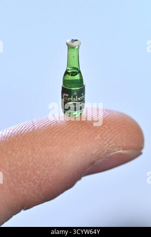 STOCKHOLM, SCHWEDEN 20251020Carlsberg hat das kleinste Bier der Welt geschaffen – ein alkoholfreies Symbol der Mäßigung seit
