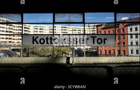 Berlin, Deutschland. Oktober 2025. Die Beschriftung des Bahnhofs „Kottbusser Tor“. Quelle: Britta Pedersen/dpa/Alamy Live News Stockfoto