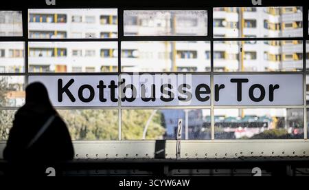 Berlin, Deutschland. Oktober 2025. Die Beschriftung des Bahnhofs „Kottbusser Tor“. Quelle: Britta Pedersen/dpa/Alamy Live News Stockfoto