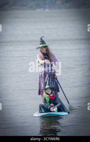 Eine Mutter und Tochter paddelten 2025 beim SUP Witches of Sleepy Hollow Festival. Im Hudson River. Stockfoto