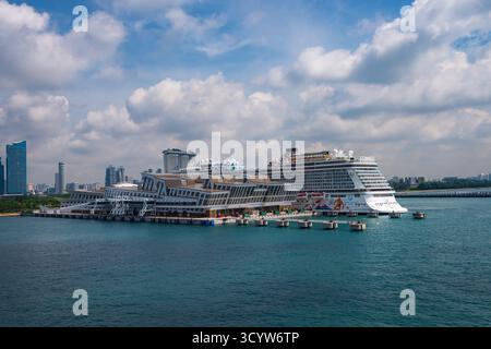 Singapur - 18. Oktober 2018: Dream Cruises Schiff im Hafen im Marina Bay Cruise Centre Singapore (MBCCS) in Marina South. Stockfoto
