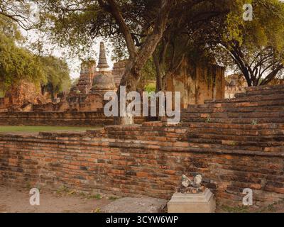 Wat Phra RAM Ayutthayas antike Tempel und berühmte Wahrzeichen, mit komplizierter Architektur, historischen Ruinen und kulturellem Erbe in ruhigem geldautomaten Stockfoto