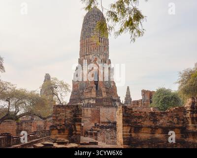 Wat Phra RAM Ayutthayas antike Tempel und berühmte Wahrzeichen, mit komplizierter Architektur, historischen Ruinen und kulturellem Erbe in ruhigem geldautomaten Stockfoto