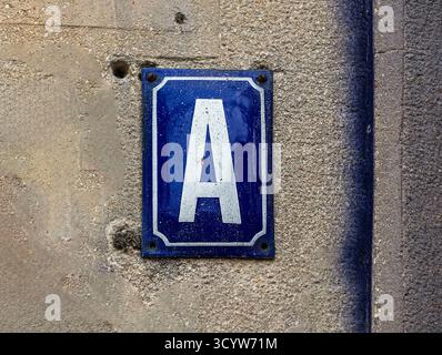 Schild auf blauer Metalltafel draußen an der Fassadenwand des Gebäudes Stockfoto