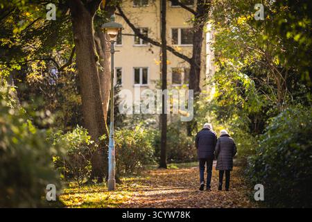 Berlin, Deutschland. Oktober 2025. Ein älterer Mann und eine Frau machen einen Spaziergang durch einen Park in Berlin in der Morgensonne, fotografiert in Berlin am 20. Oktober 2025. Quelle: dpa/Alamy Live News Stockfoto