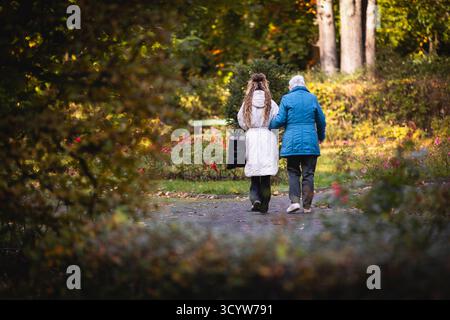 Berlin, Deutschland. Oktober 2025. Eine junge Frau und eine Seniorin machen einen Morgenspaziergang durch einen Park, fotografiert in Berlin am 20. Oktober 2025. Quelle: dpa/Alamy Live News Stockfoto