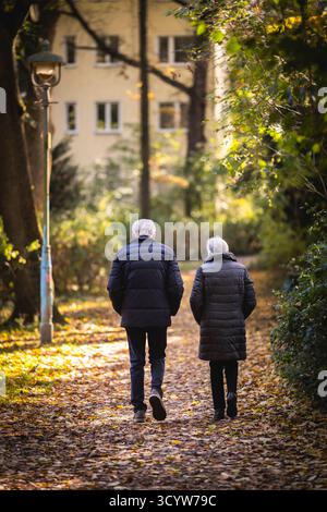 Berlin, Deutschland. Oktober 2025. Ein älterer Mann und eine Frau machen einen Spaziergang durch einen Park in der Morgensonne, fotografiert in Berlin, 20. Oktober 2025. Quelle: dpa/Alamy Live News Stockfoto