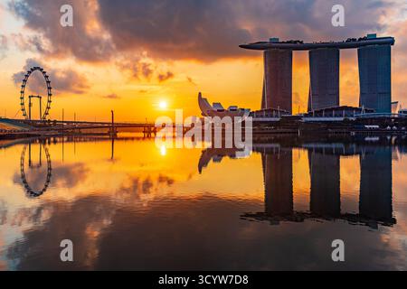 Singapur - 19. Oktober 2018: Das Marina Bay Sands Resort ist eines der teuersten eigenständigen Casinoanlagen der Welt. Stockfoto