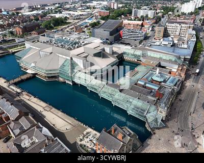 Luftaufnahme des Einkaufszentrums Princes Quay in Kingston upon Hull, East Riding of Yorkshire, England. Das Zentrum ist auf Stelzen über dem Prince's Dock erbaut Stockfoto