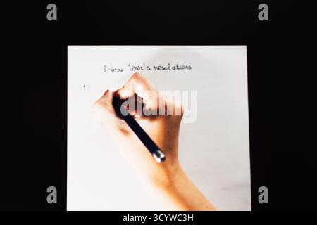 Schreiben Vorsätze für Weihnachten. Weihnachten Auflösungen. Text Beschlüsse des neuen Jahres auf dem Papier. Stockfoto