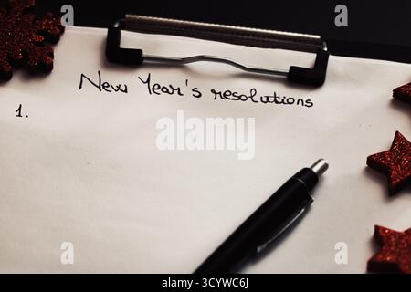 Schreiben Vorsätze für Weihnachten. Weihnachten Auflösungen. Text Beschlüsse des neuen Jahres auf dem Papier. Stockfoto