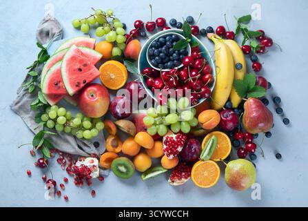 Auswahl An Frischem, Farbenfrohem Obst Stockfoto
