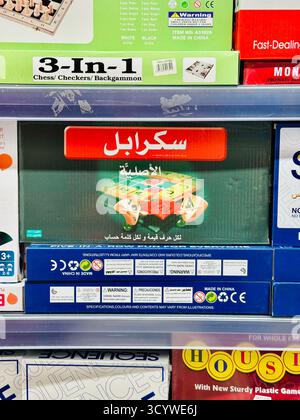 Gefälschtes Scrabble Brettspiel arabisches Skript Stockfoto