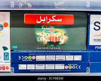 Gefälschtes Scrabble Brettspiel arabisches Skript Stockfoto