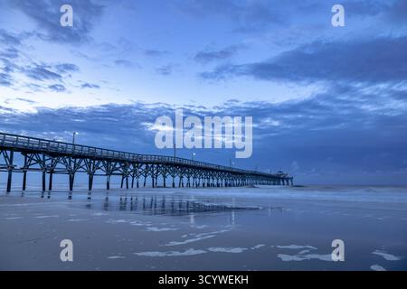 Blue Waters - der Pier am North Myrtle Beach vor Sonnenaufgang Stockfoto
