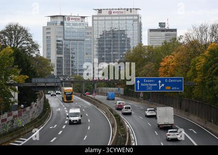 Essen, Deutschland. Oktober 2025. Blick auf das EVONIK-Hauptquartier, Skyline, Hochhäuser, auf einer Brücke der Autobahn A40 in Essen, Richtung Duisburg, Essen, 20. Oktober 2025 Credit: dpa/Alamy Live News Stockfoto