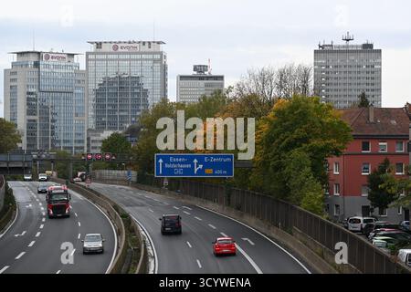 Essen, Deutschland. Oktober 2025. Blick auf das EVONIK-Hauptquartier, Skyline, Hochhäuser, auf einer Brücke der Autobahn A40 in Essen, Richtung Duisburg, Essen, 20. Oktober 2025 Credit: dpa/Alamy Live News Stockfoto