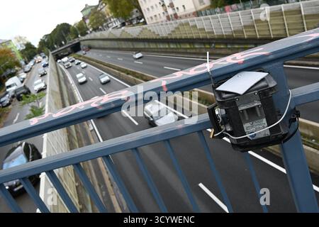 Essen, Deutschland. Oktober 2025. Verkehrszählgerät auf einer Brücke der Autobahn A40 in Essen, Verkehrszähler, Essen, 20. Oktober 2025 Credit: dpa/Alamy Live News Stockfoto