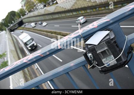 Essen, Deutschland. Oktober 2025. Verkehrszählgerät auf einer Brücke der Autobahn A40 in Essen, Verkehrszähler, Essen, 20. Oktober 2025 Credit: dpa/Alamy Live News Stockfoto