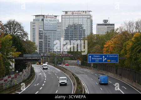 Essen, Deutschland. Oktober 2025. Blick auf das EVONIK-Hauptquartier, Skyline, Hochhäuser, auf einer Brücke der Autobahn A40 in Essen, Richtung Duisburg, Essen, 20. Oktober 2025 Credit: dpa/Alamy Live News Stockfoto