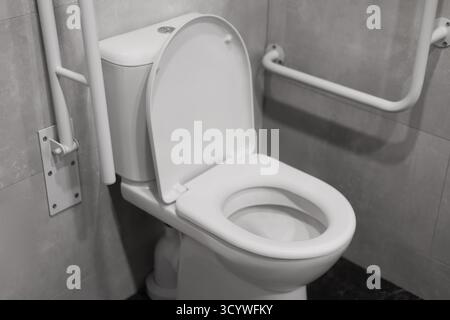 Modernes behindertengerechtes Badezimmer für ältere und behinderte Menschen mit Haltegriffen und rollstuhlgerechtem Zugang. Hochwertige Fotos Stockfoto