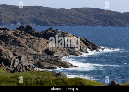 Wellen schlagen gegen Coastal Rocks im Fishing Point Municipal Park, Northern Newfoundland Stockfoto