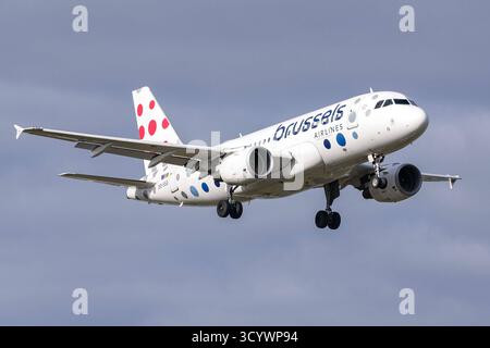 Ein Airbus A319-100 der Fluglinie, Airline, Fluggesellschaft Brussels Airlines mit dem Kennzeichen, der Registrierung OO-SSO im Landeanflug auf den Flughafen Frankfurt, bei der Landung am Flughafen Frankfurt Rhein Main, 18.10.2025, Frankfurt am Main Deutschland, Wirtschaft, Reisen, Flugzeuge am Flughafen Frankfurt am Main *** an Airbus A319 100 der Airline, Airline, Airline Brussels Airlines mit dem Kennzeichen, Anmeldung OO SSO in Richtung Frankfurt Airport, Landung am Main Airport, Frankfurt am Main Economy, Deutschland, Deutschland 18 10 2025 Flugzeuge in Frankfurt am Main Stockfoto