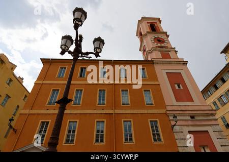 Rusca-Palast und Uhrenturm auf dem Platz des Justizpalastes. Nizza, Frankreich, Französische Riviera. Stockfoto