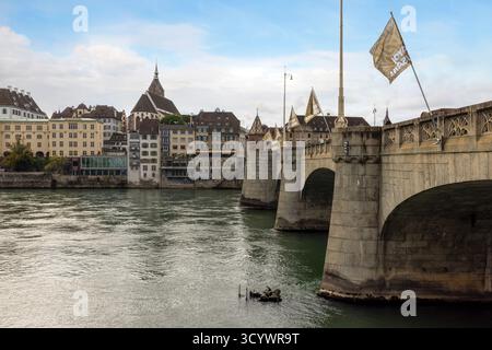 Die historische Mittlere Brücke, eine Granitbogenbrücke aus dem Jahr 1905, die den Rhein überspannt und die beiden Hälften von Basel, Kanton Basel-Stadt, verbindet Stockfoto
