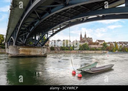 Eine der traditionellen Rheinfähren, eine Stromfähre, die den Rhein in Basel, Kanton Basel-Stadt, überquert Stockfoto