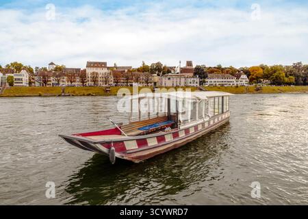 Eine der traditionellen Rheinfähren, eine Stromfähre, die den Rhein in Basel, Kanton Basel-Stadt, überquert Stockfoto
