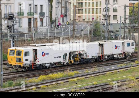 Nancy, Frankreich - Blick auf eine universelle Stanzmaschine Framafer 108-475 S, die den Bahnhof Nancy überquert. Stockfoto
