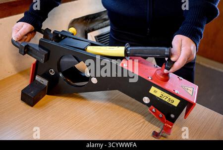 Berlin, Deutschland. Oktober 2025. Ein Mitarbeiter des Sicherheitsdienstes zeigt ein Kurzschlussmesser bei einer Demonstration der Sicherheitsarbeiten der Berliner Verkehrsbetriebe (BVG) am Bahnhof Kottbusser Tor. Quelle: Britta Pedersen/dpa/Alamy Live News Stockfoto