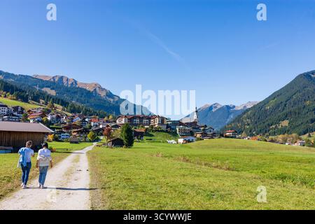 Lermoos: Dorf und Kirche Lermoos, Wiesen, Scheunen in der Tiroler Zugspitz Arena, Tirol, Tirol, Österreich Stockfoto