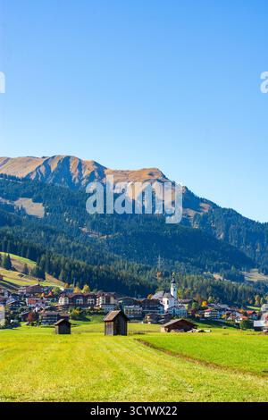 Lermoos: Dorf und Kirche Lermoos, Wiesen, Scheunen in der Tiroler Zugspitz Arena, Tirol, Tirol, Österreich Stockfoto