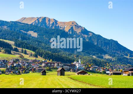 Lermoos: Dorf und Kirche Lermoos, Wiesen, Scheunen in der Tiroler Zugspitz Arena, Tirol, Tirol, Österreich Stockfoto