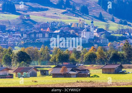 Lermoos: Dorf und Kirche Lermoos, Wiesen, Scheunen in der Tiroler Zugspitz Arena, Tirol, Tirol, Österreich Stockfoto